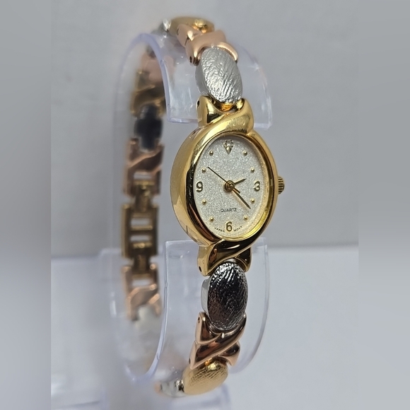 Womens Vintage Avon Gold Rose Silver Tone Diamond Watch F20808 New Battery - Picture 3 of 9